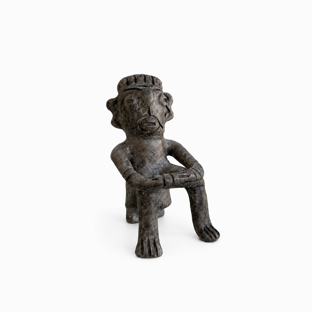 Figura Ancestral – Braços Cruzados