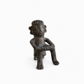 Figura Ancestral – Braços Cruzados