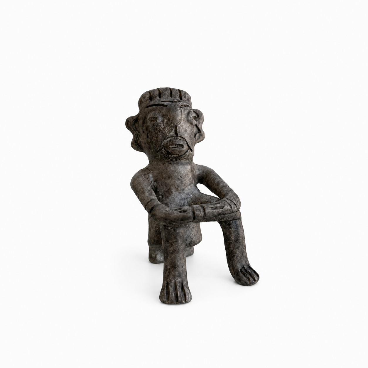 Figura Ancestral – Braços Cruzados