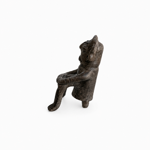 Figura Ancestral – Braços Cruzados