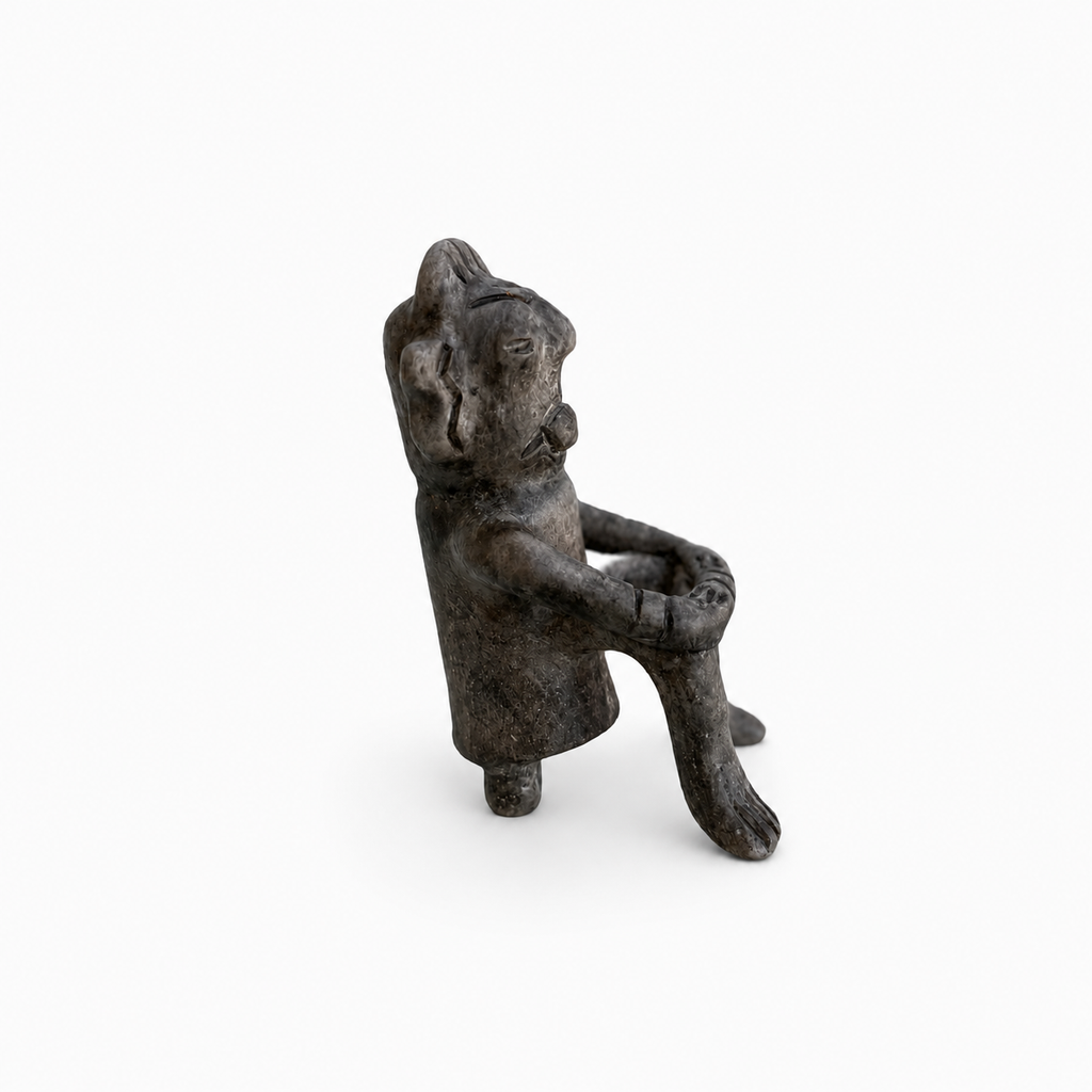 Figura Ancestral – Braços Cruzados
