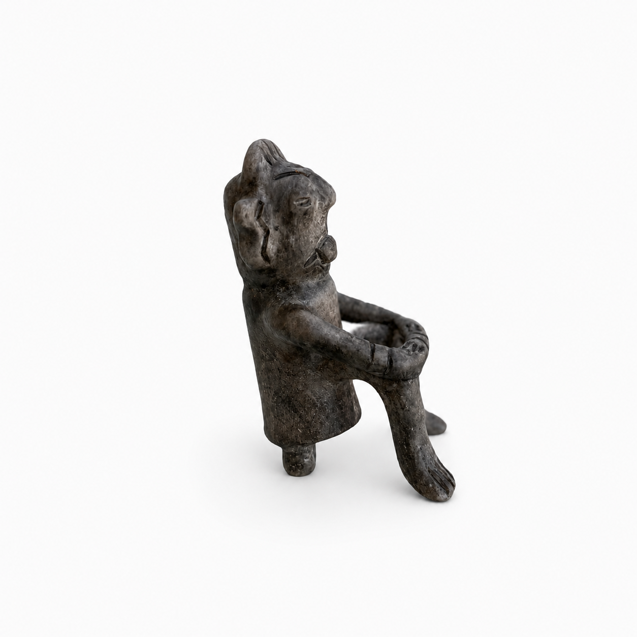 Figura Ancestral – Braços Cruzados